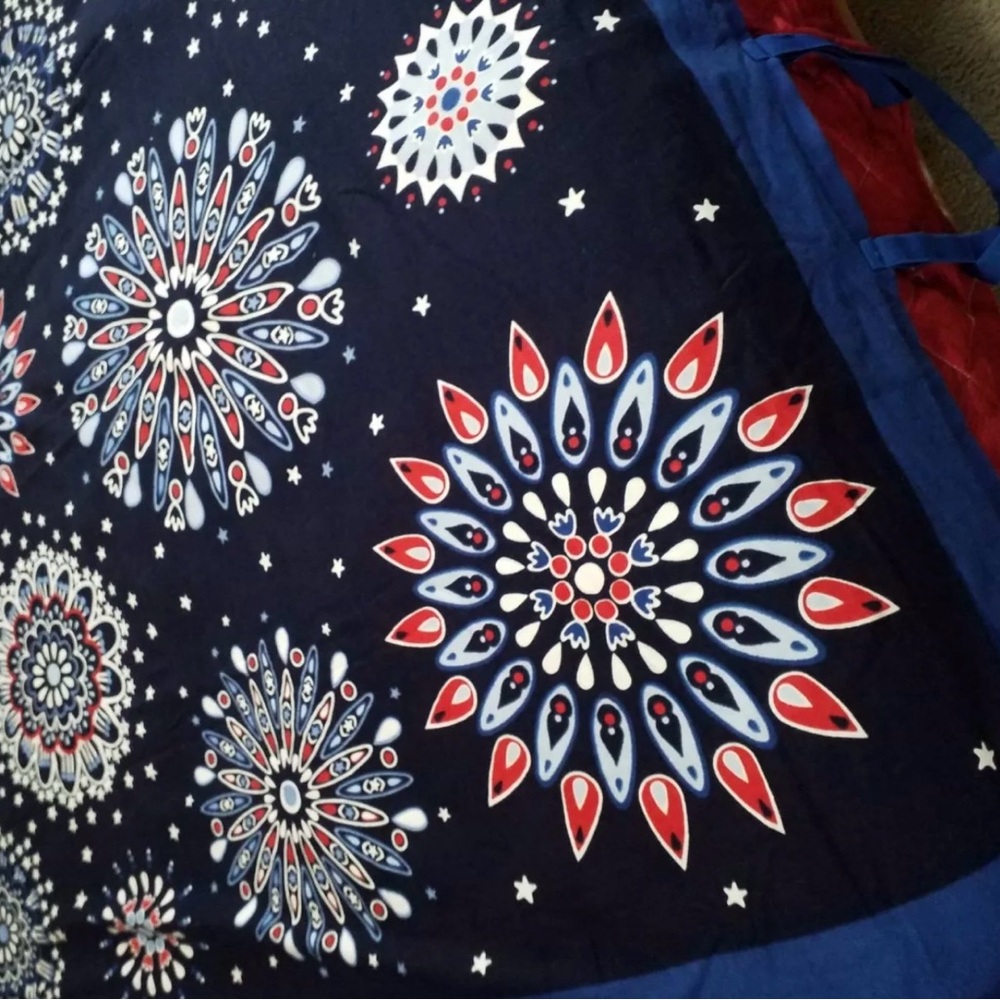 ‼️Final Price Drop‼️Vera Bradley NIP Beach Blanket in Fireworks Medallion